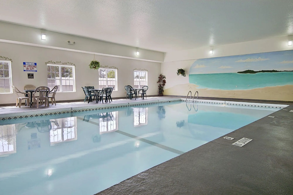 Super 8 by Wyndham Iron Mountain - photo 20