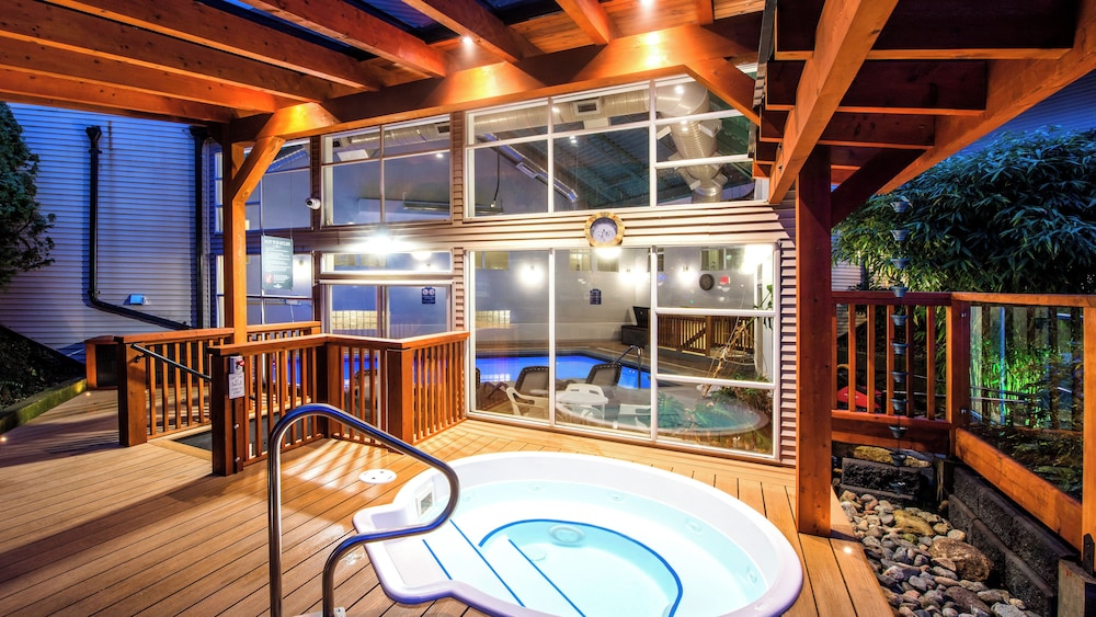 Gibsons Garden Hotel — hotel in Gibsons