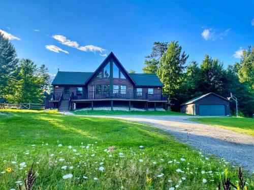 Adirondack Alpine Cabin with Hot Tub Near Whiteface Lake Placid Game Rm Fenced Yard Views — 4-Star Luxury Hotel in Jay, United States