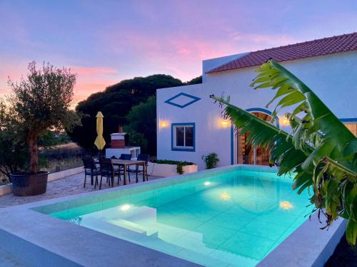 Boutique holiday home Casa da vida doce I Private quiet & stylish I Pool garden sea view I For families friends & couples — 4-Star Luxury Hotel in Lagoa, Portugal