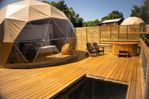 Glamping Dome Deck Cedar Hot Tub Mountain View in Eureka Springs, United States