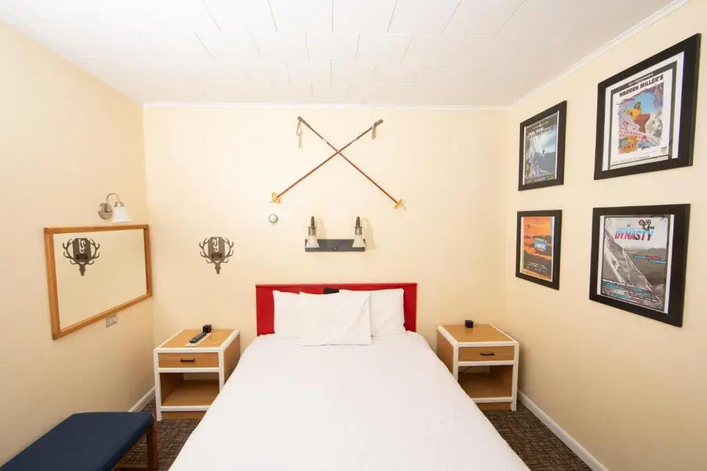 Yodeler Motel - photo 16