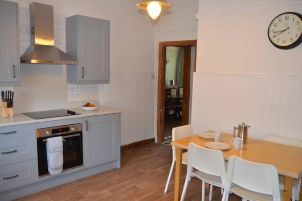 Spacious Victorian Townhouse Near HCC with Off Street Parking