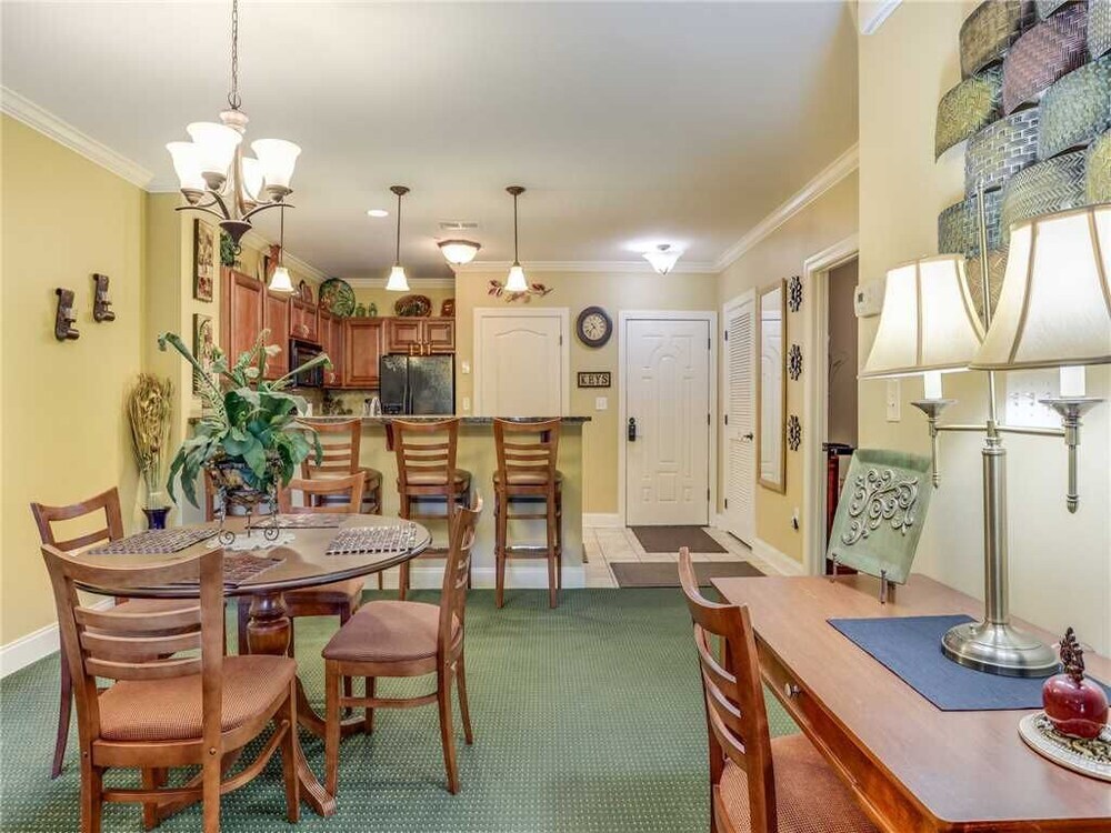 Downtown Delight 2 Bedrooms Pool Hot Tub Sleeps 6 - photo 2