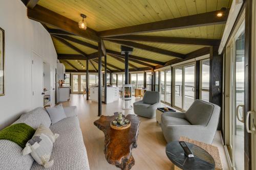 Serene Irish Beach Home with Panoramic Ocean Views — 4-Star Luxury Hotel in Manchester, United States