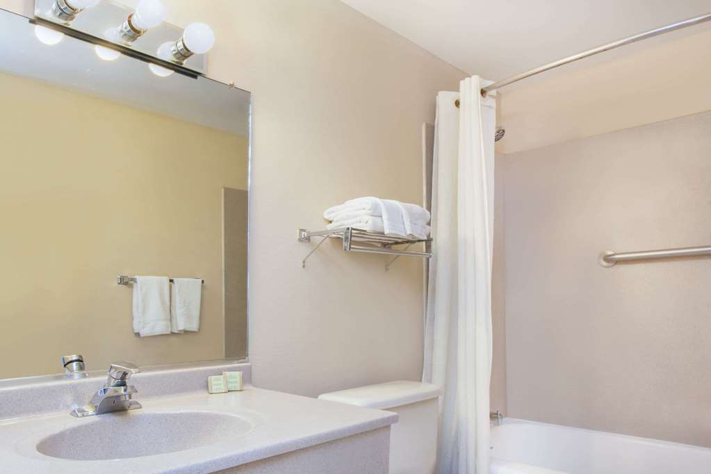 Super 8 by Wyndham Chicago Rosemont O'Hare SE - photo 7