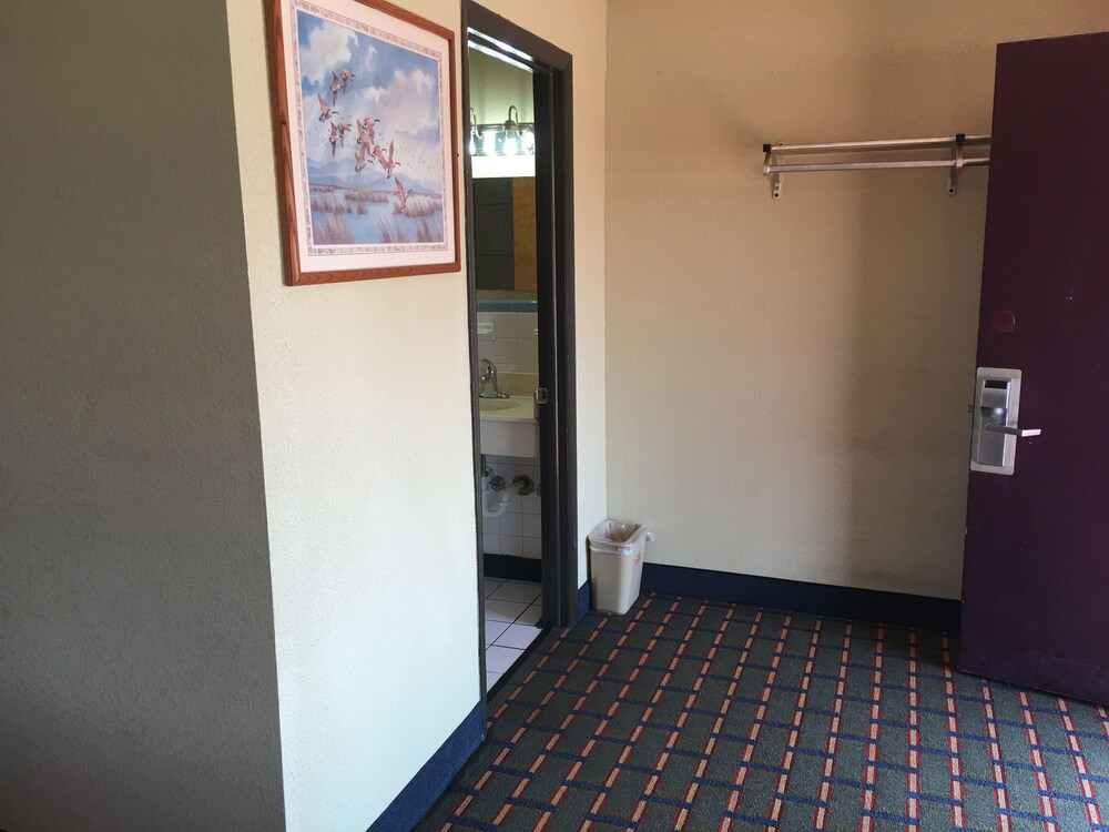 Best Value Inn Motel Sandusky - photo 37