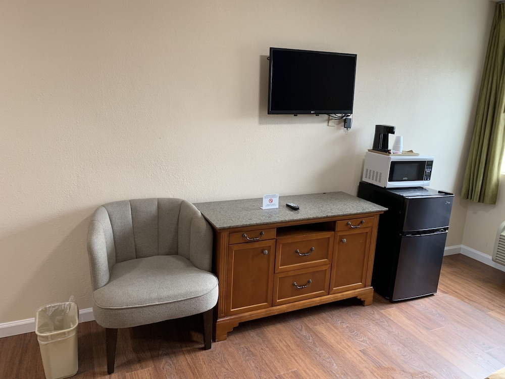 California Inn and Suites Bakersfield - photo 25