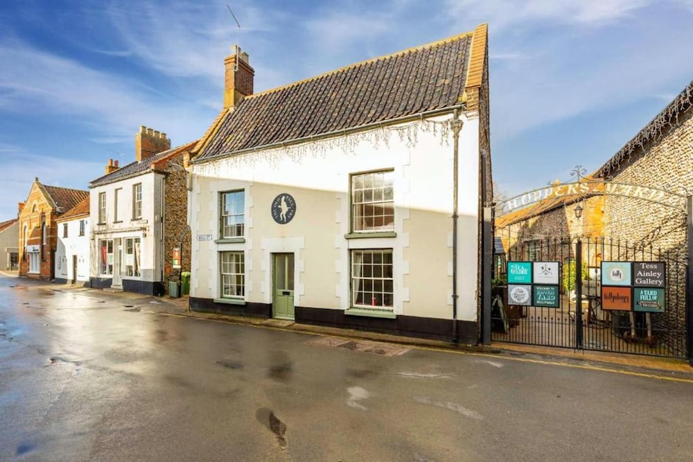 Host Stay The Old Paul Pry in Holt, United Kingdom