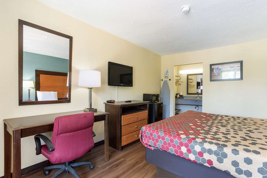 Econo Lodge Gallatin Metro Nashville - photo 13