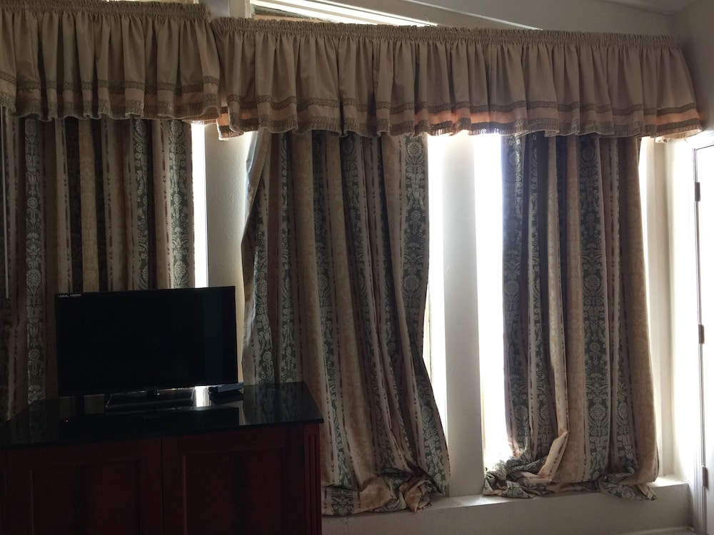 Pelican Inn and Suites - photo 5