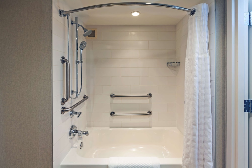 Embassy Suites by Hilton Dallas Market Center - photo 32