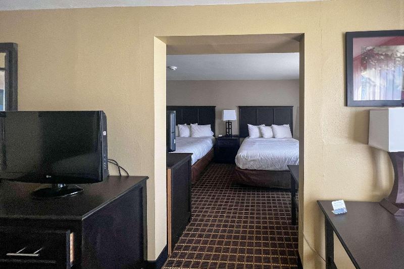 Days Inn by Wyndham Muskegon - photo 23