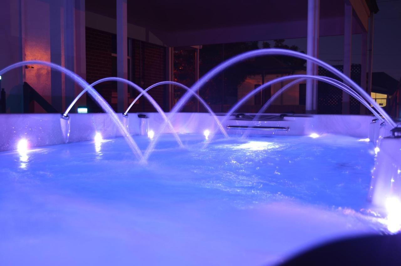 Semaphore Sea Breeze Family Beach Heated Plunge Pool Holiday House 4 Brm 2 Bath — 4-Star Luxury Hotel in Semaphore, Australia