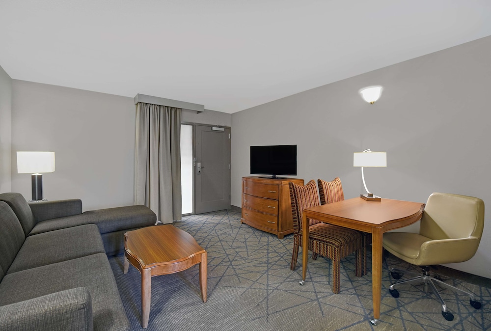 Embassy Suites by Hilton Detroit Livonia Novi - photo 13