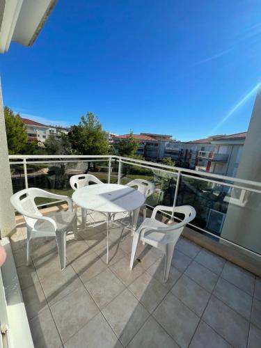 Deux Pieces Climatise Plage a Pied Et Garage - carbon neutral hotel in Antibes