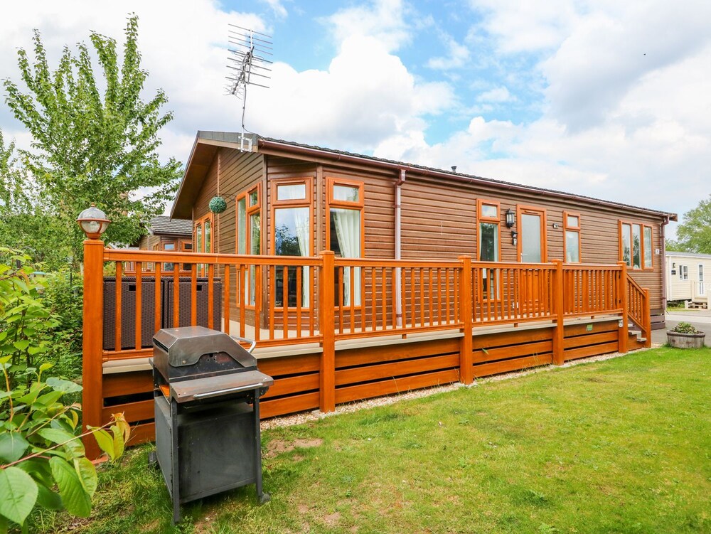 Fable Lodge Tattershall Lakes luxury lakeside lodge with hot tub — 4-Star Luxury Hotel in Lincoln, United Kingdom