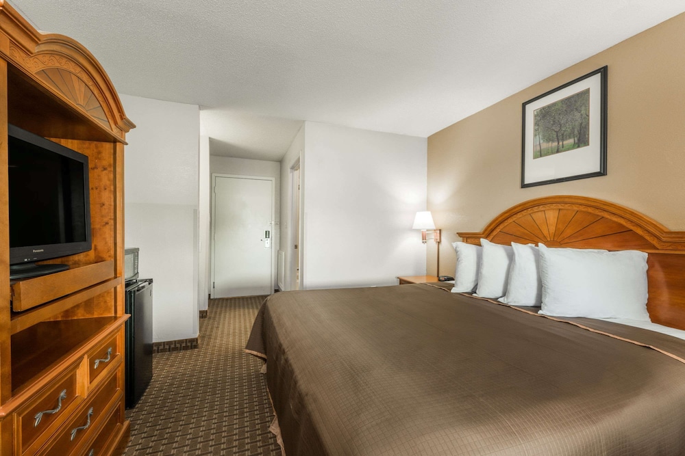 Howard Johnson Hotel & Suites by Wyndham Allentown Dorney - photo 22