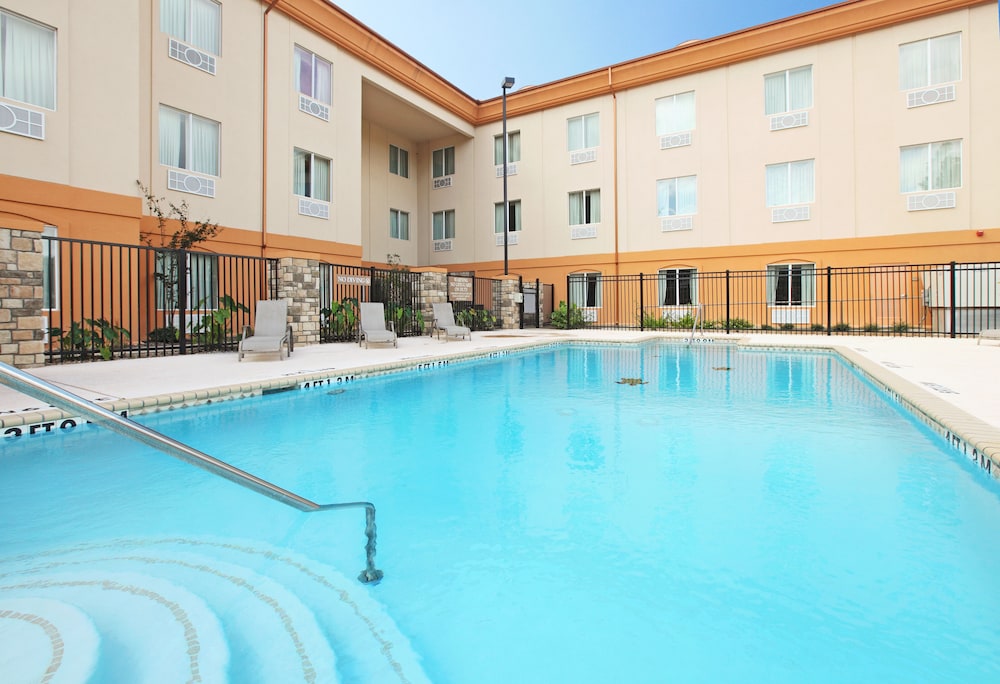 Holiday Inn Express & Suites Marshall by IHG - photo 20