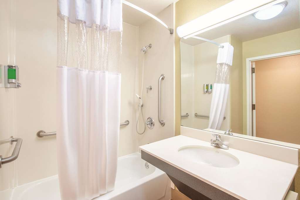 La Quinta Inn & Suites by Wyndham Bentonville - photo 24
