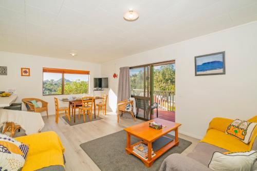 Coastal Hill Retreat Tairua Holiday Home — 4-Star Luxury Hotel in Tairua, New Zealand