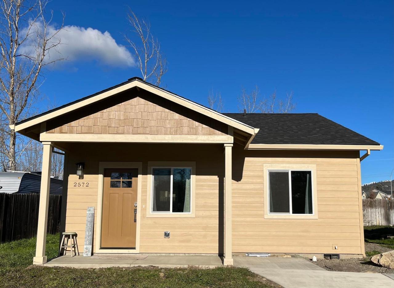 Charming 2BR Cottage Near Freeway Cul de sac — 4-Star Luxury Hotel in Medford, United States
