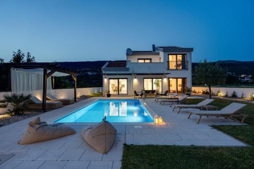 Villa Anja is a 4 bedroom villa with a 32 sqm heated pool near Imotski — 4-Star Luxury Hotel in Imotski, Croatia