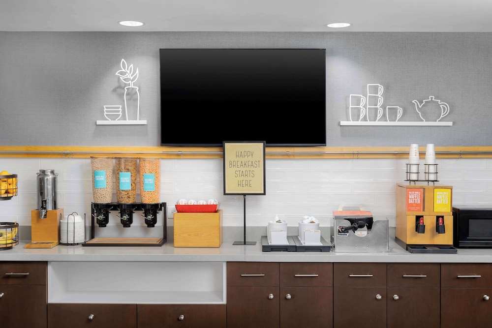 Hampton Inn Louisville Airport - photo 21