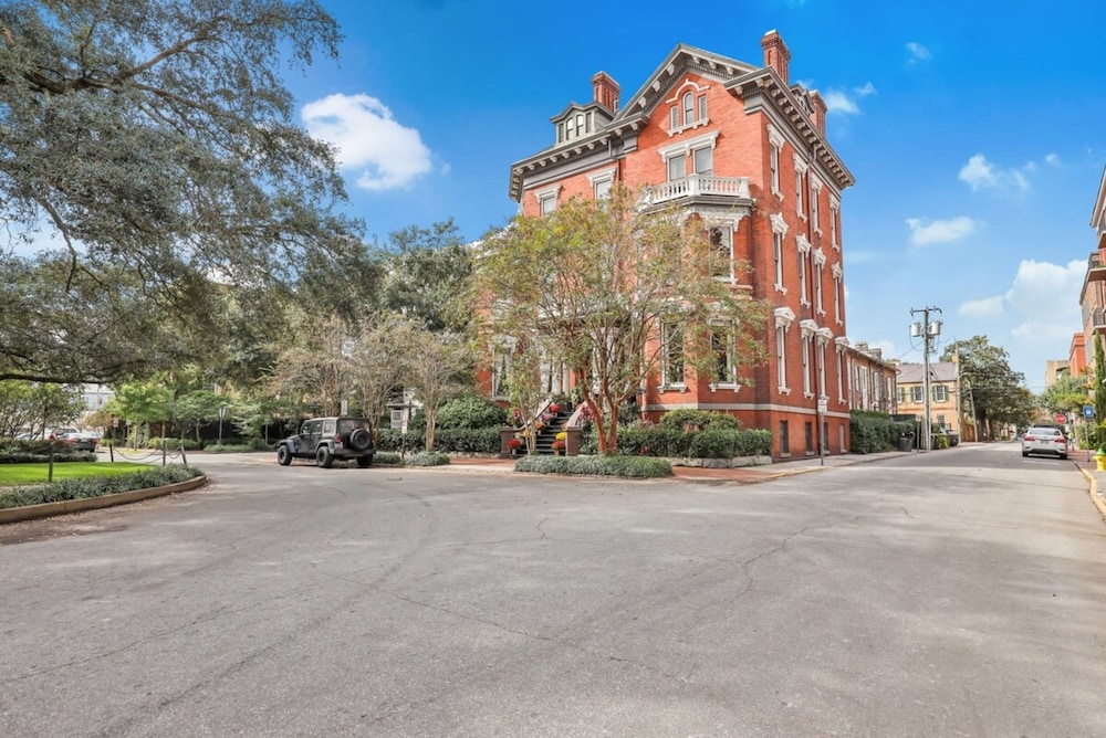 The Palm House Downtown Private Patio Luxury Home — 4-Star Luxury Hotel in Savannah, United States
