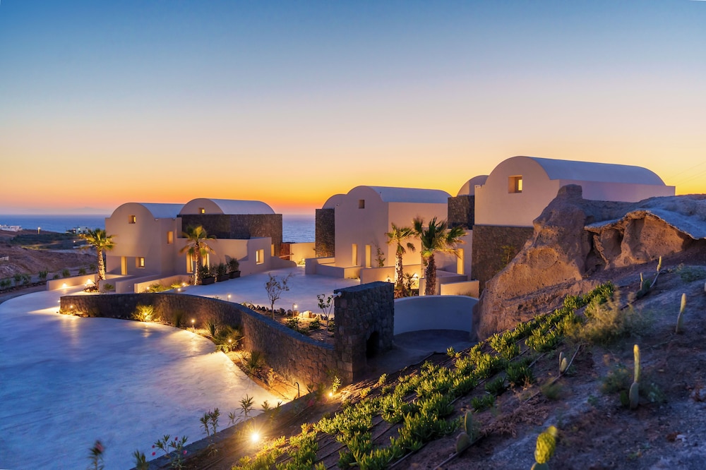 Halo Santorini Living Experience — 4-Star Luxury Hotel in Fira, Greece