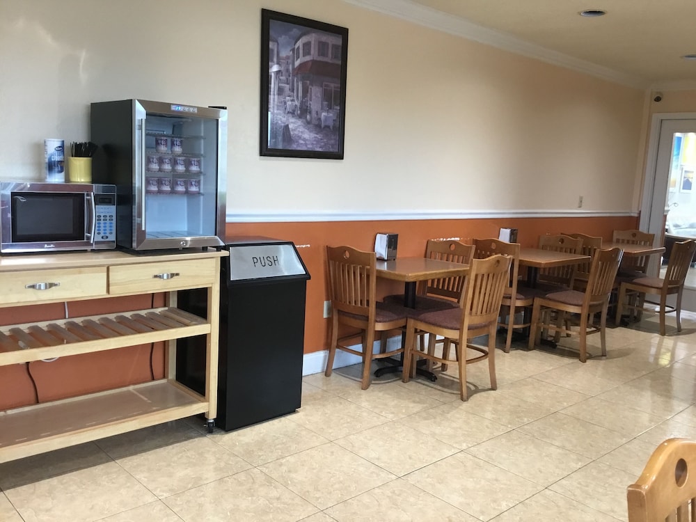 Days Inn by Wyndham San Antonio Airport - photo 36