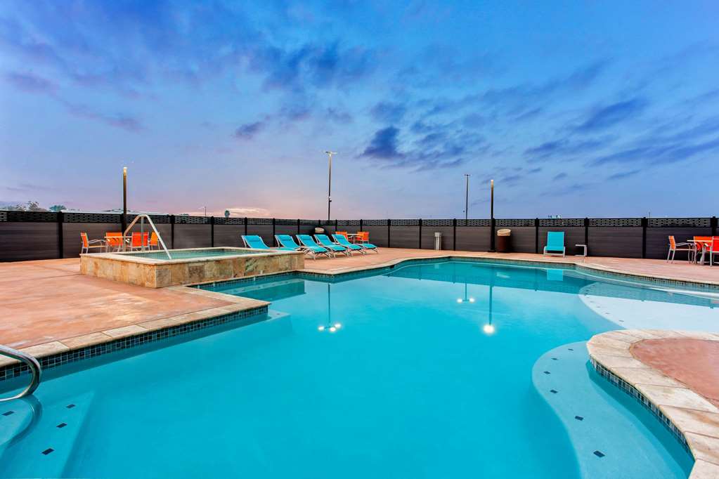 La Quinta Inn & Suites by Wyndham San Antonio Alamo City - photo 9