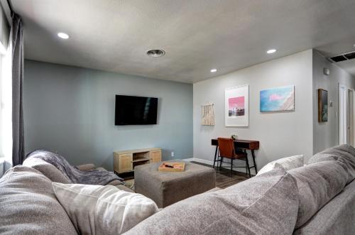 Luxury 3 bed home near the Strip w a poker table