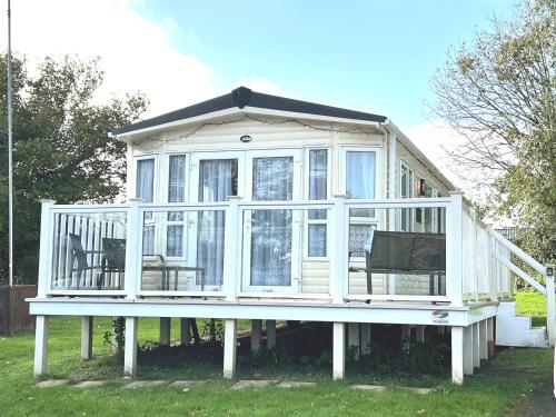 2 Bedroom Caravan NV13 Lower Hyde Shanklin Isle of Wight — 4-Star Luxury Hotel in Shanklin, United Kingdom