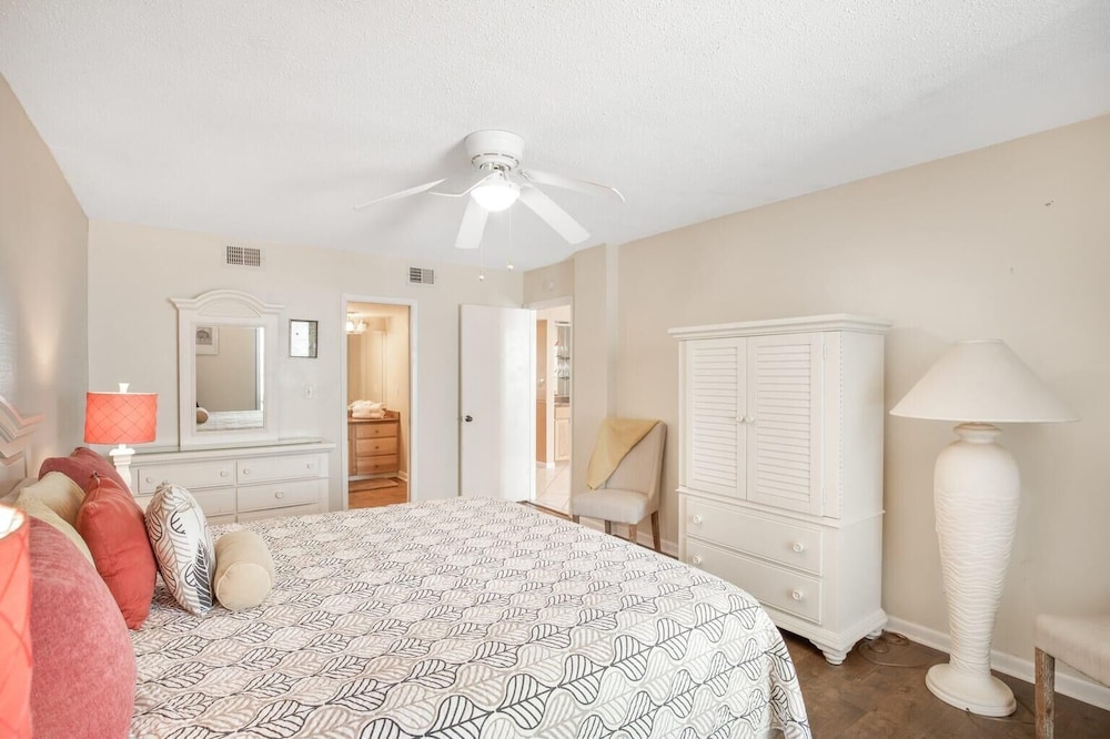 Romar Tower 5A by Vacation Homes Collection - photo 2