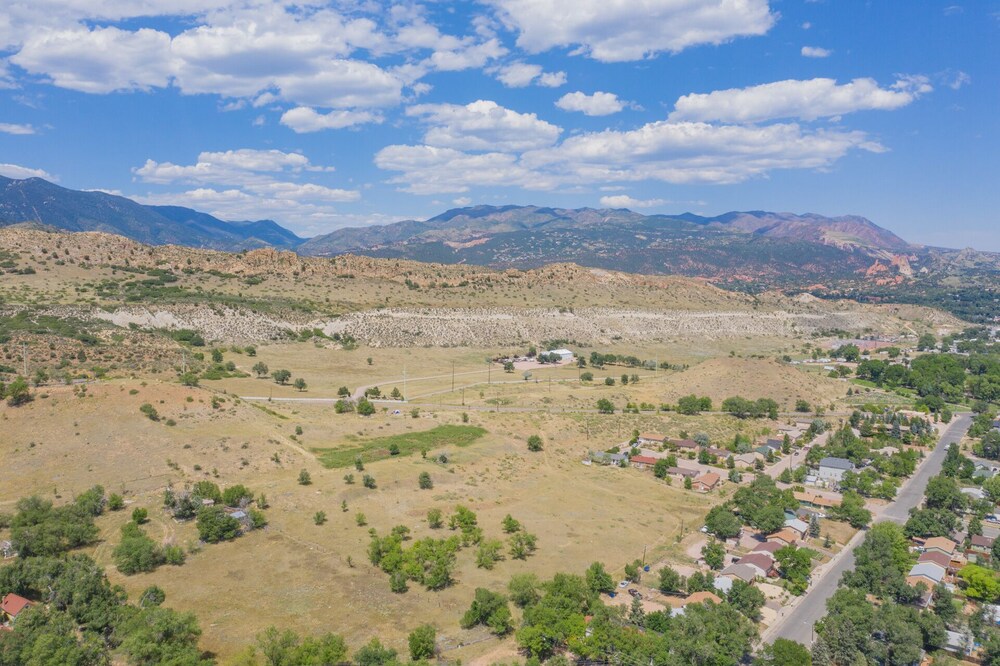 2BR Aptmt Parks Private Deck Mountain Views - photo 25