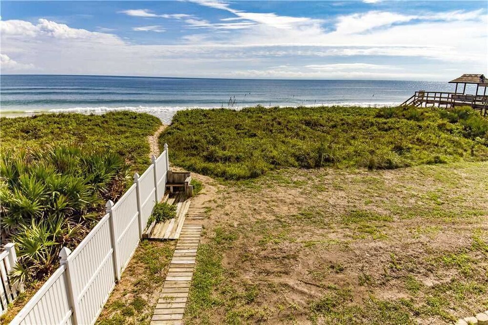 Island Retreat Upper B Ocean Front 2 Bedrooms Sleeps 6 - photo 4