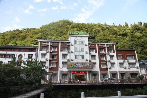 Wuyue Scenic Area Hotel Shennongjia in Songbai, People's Republic of China