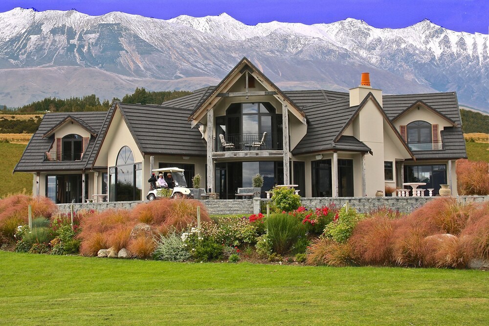 Dock Bay Lodge — 4-Star Luxury Hotel in Te Anau, New Zealand