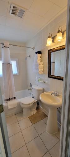 Husker Inn - photo 3