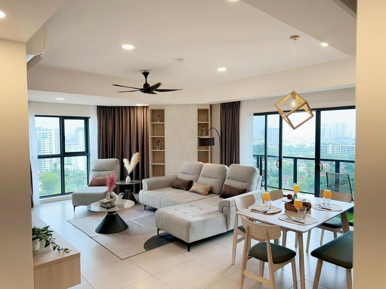 The Atrium at Jalan Ampang by OKBnB Luxury 3 Bedroom Family Suite with Balcony 3 mins to KLCC — 4-Star Luxury Hotel in Kuala Lumpur, Malaysia