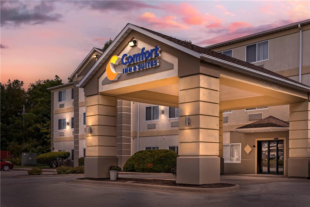 Comfort Inn & Suites East Moline near I 80 - photo 4
