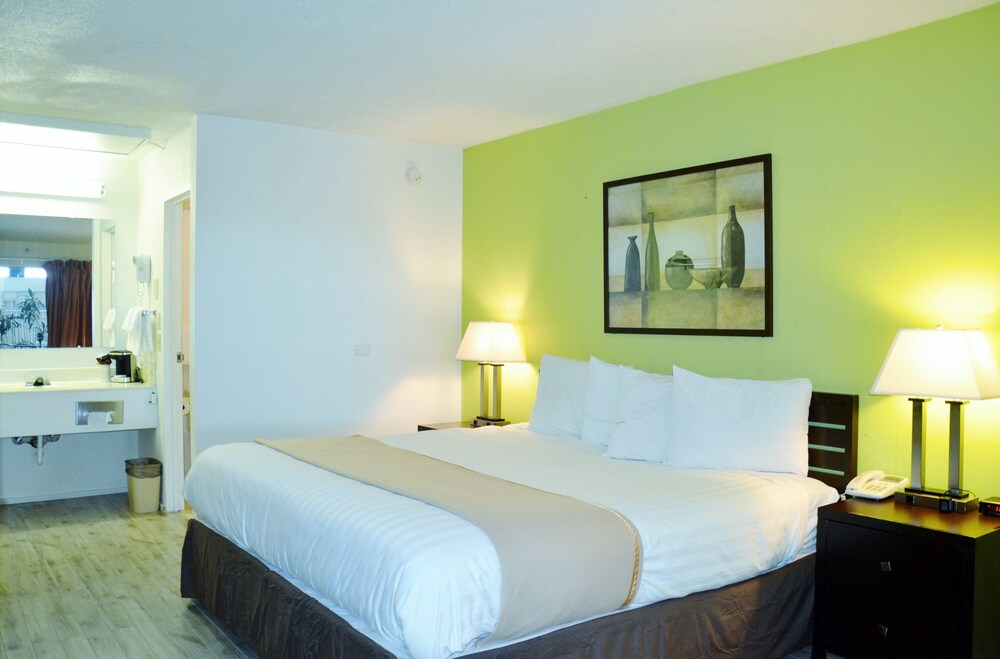 Travelodge by Wyndham Lincoln Northeast - photo 8
