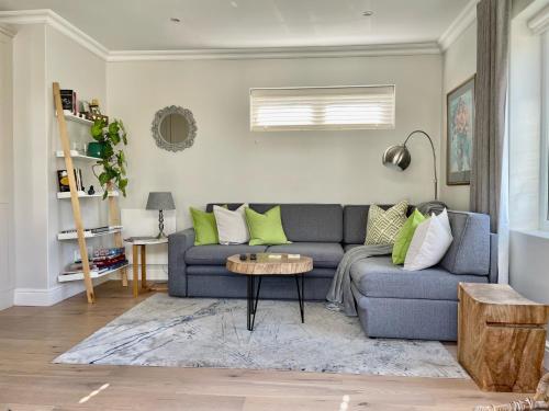 Garden Cottage Leafy Constantia Guest Cottages — 4-Star Luxury Hotel in Cape Town, South Africa