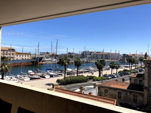 Grand Bleu T3 Sur Quai Plaisancier Garage Clim in Sete, France