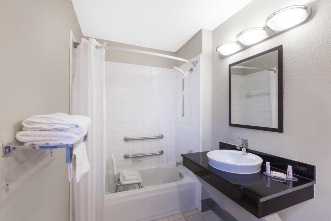 Days Inn by Wyndham Ennis - photo 9