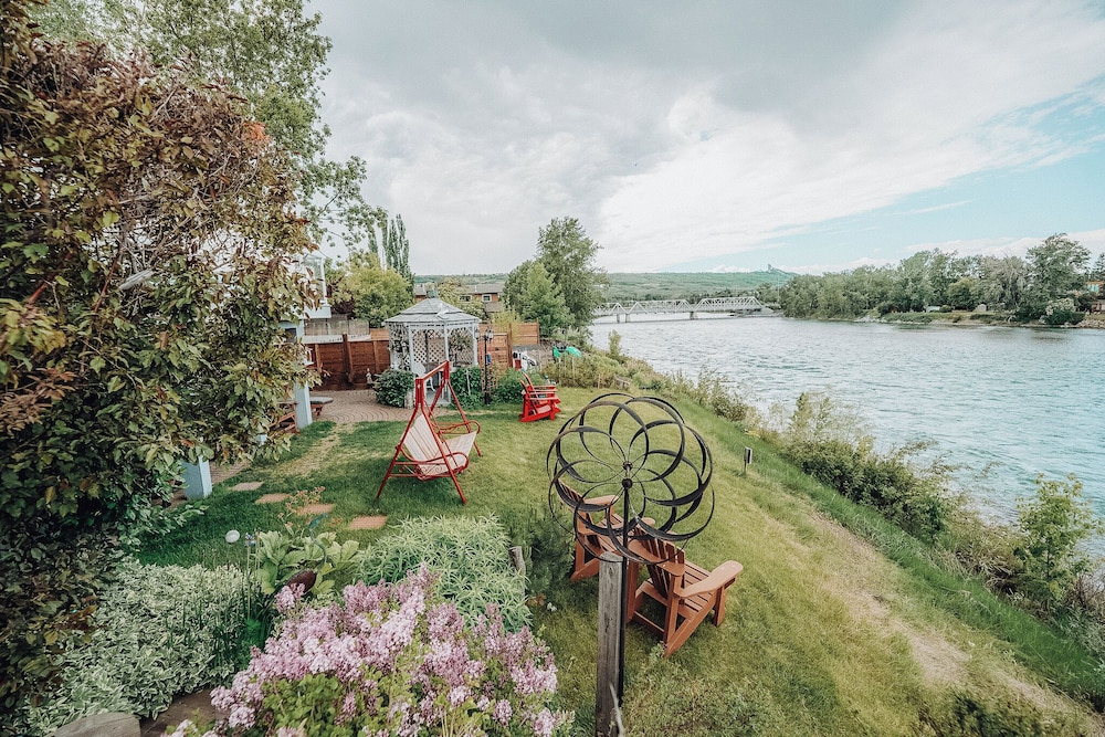 Along River Ridge — 4-Star Luxury Hotel in Calgary, Canada