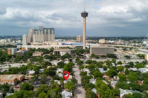 Vibrant Location Artistic Home Downtown King Bed — 4-Star Luxury Hotel in San Antonio, United States