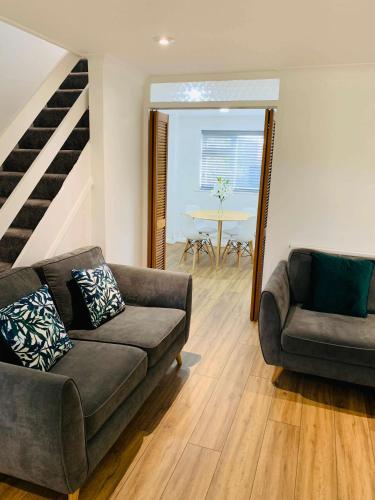 Spacious House Free Parking & Patio Garden — 5-Star Luxury Hotel in Farnham, United Kingdom