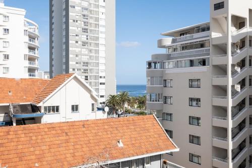Flamingo 108: Modern Apt with Balcony